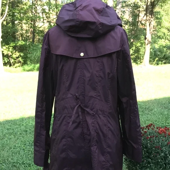 Cole Haan Back Bow Packable Hooded Raincoat - Picture 4 of 8